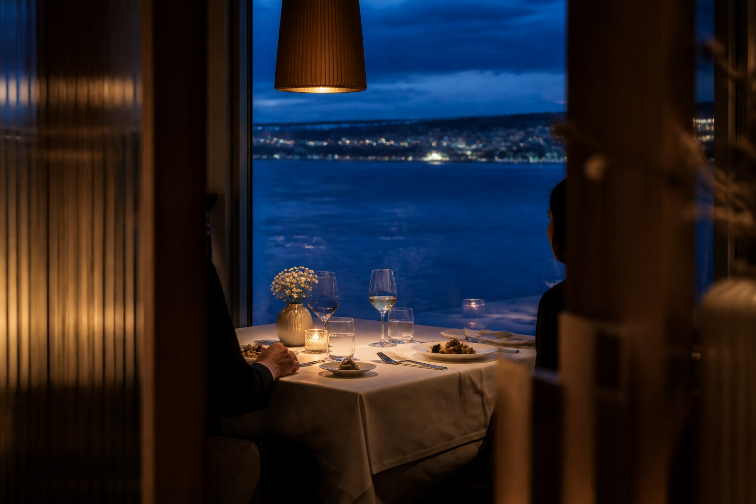 Elegant middag i det blå arktiske kveldslyset